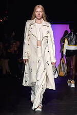 クロエ 2023年春夏コレクション、次世代エネルギー“核融合”を着想源に｜写真26