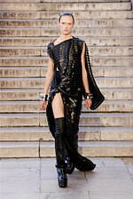 リック・オウエンス 2023年春夏ウィメンズコレクション - フォルムの対位法｜写真43