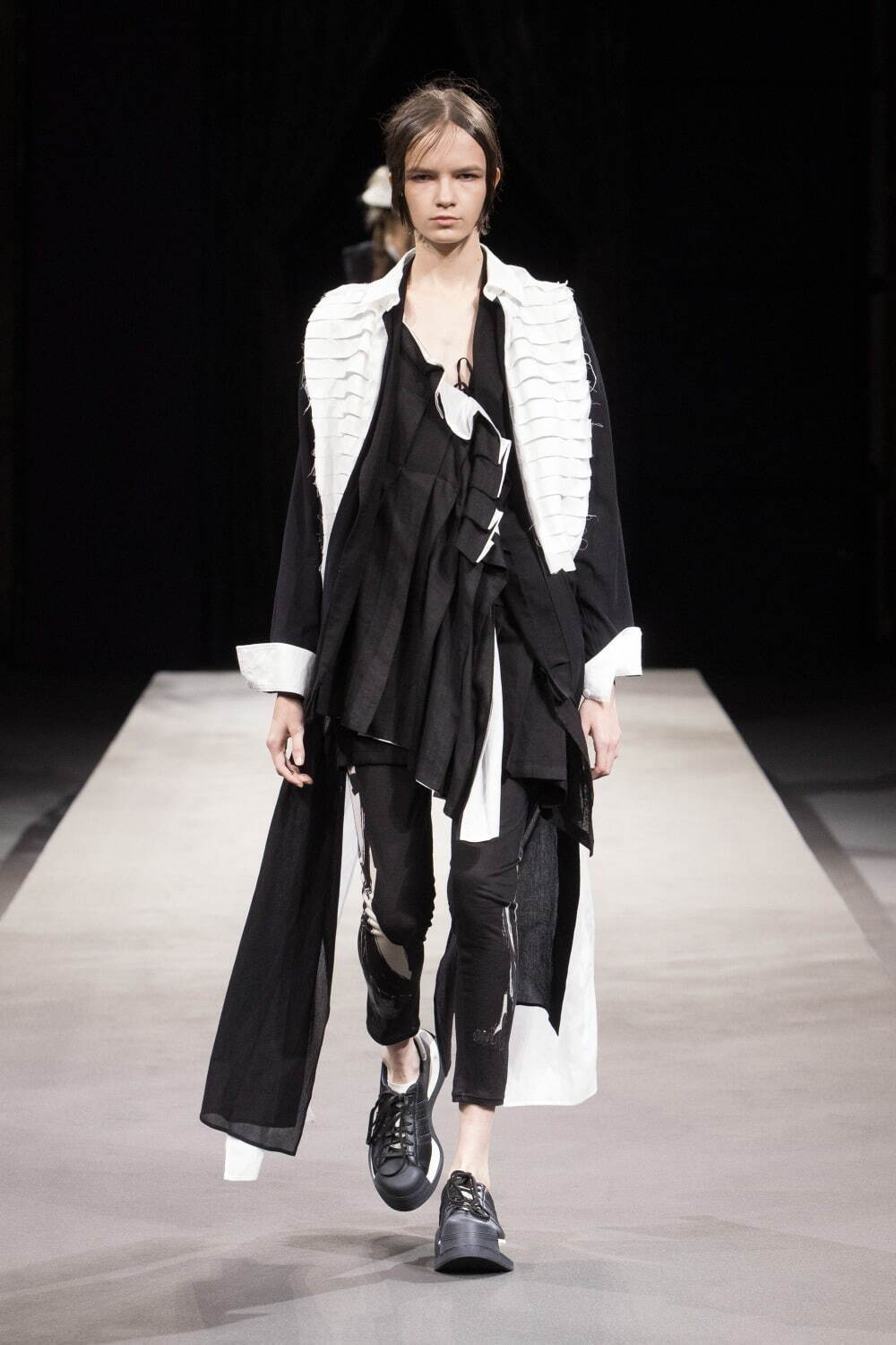 ヨウジヤマモト(Yohji Yamamoto) 2023年春夏ウィメンズコレクション  - 写真13