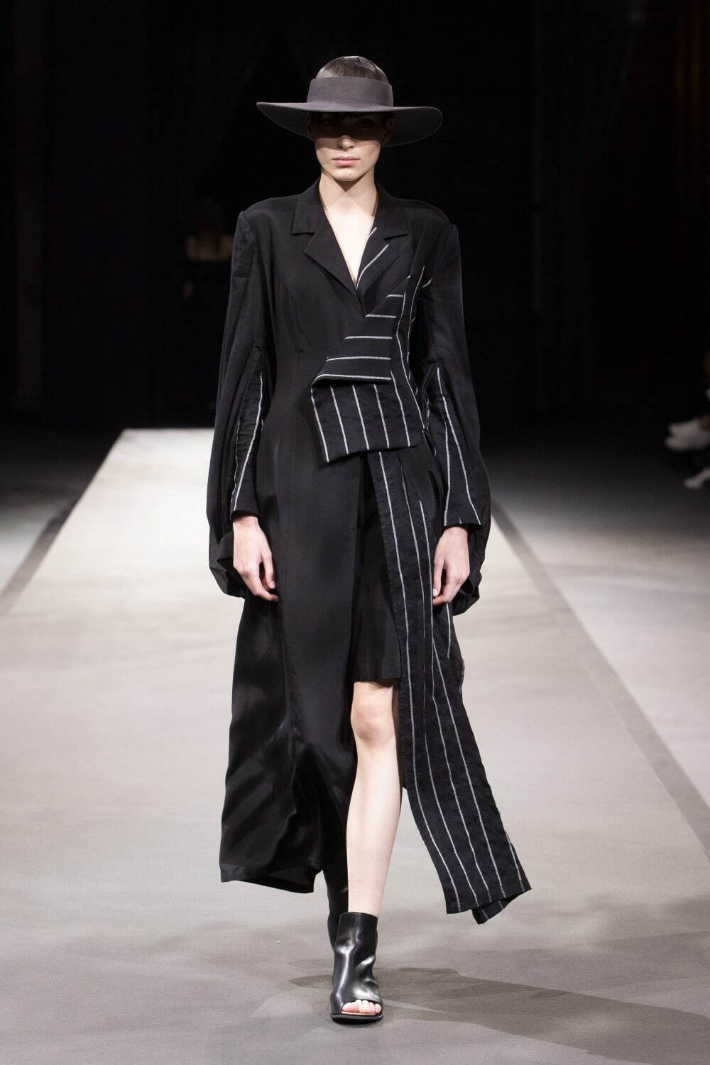 ヨウジヤマモト(Yohji Yamamoto) 2023年春夏ウィメンズコレクション  - 写真23