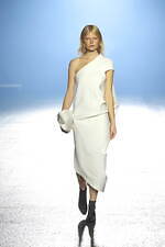 イッセイ ミヤケ 2023年春夏コレクション - “彫刻”から着想、弾み息づく造形｜写真2