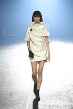 イッセイ ミヤケ 2023年春夏コレクション - “彫刻”から着想、弾み息づく造形｜写真3