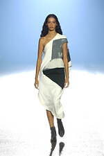 イッセイ ミヤケ 2023年春夏コレクション - “彫刻”から着想、弾み息づく造形｜写真6