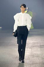 イッセイ ミヤケ 2023年春夏コレクション - “彫刻”から着想、弾み息づく造形｜写真7