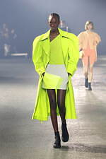 イッセイ ミヤケ 2023年春夏コレクション - “彫刻”から着想、弾み息づく造形｜写真8