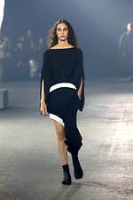 イッセイ ミヤケ 2023年春夏コレクション - “彫刻”から着想、弾み息づく造形｜写真15