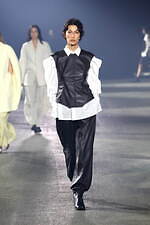 イッセイ ミヤケ 2023年春夏コレクション - “彫刻”から着想、弾み息づく造形｜写真17