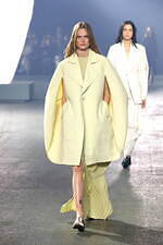 イッセイ ミヤケ 2023年春夏コレクション - “彫刻”から着想、弾み息づく造形｜写真18