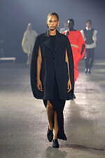 イッセイ ミヤケ 2023年春夏コレクション - “彫刻”から着想、弾み息づく造形｜写真19