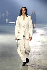 イッセイ ミヤケ 2023年春夏コレクション - “彫刻”から着想、弾み息づく造形｜写真20