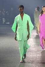 イッセイ ミヤケ 2023年春夏コレクション - “彫刻”から着想、弾み息づく造形｜写真21