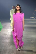 イッセイ ミヤケ 2023年春夏コレクション - “彫刻”から着想、弾み息づく造形｜写真22