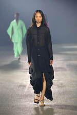 イッセイ ミヤケ 2023年春夏コレクション - “彫刻”から着想、弾み息づく造形｜写真23