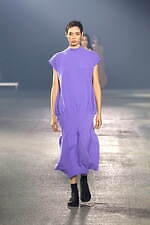 イッセイ ミヤケ 2023年春夏コレクション - “彫刻”から着想、弾み息づく造形｜写真29