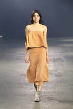 イッセイ ミヤケ 2023年春夏コレクション - “彫刻”から着想、弾み息づく造形｜写真31