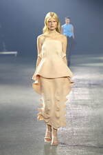 イッセイ ミヤケ 2023年春夏コレクション - “彫刻”から着想、弾み息づく造形｜写真33