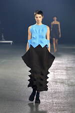 イッセイ ミヤケ 2023年春夏コレクション - “彫刻”から着想、弾み息づく造形｜写真34