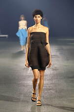 イッセイ ミヤケ 2023年春夏コレクション - “彫刻”から着想、弾み息づく造形｜写真35