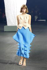 イッセイ ミヤケ 2023年春夏コレクション - “彫刻”から着想、弾み息づく造形｜写真36