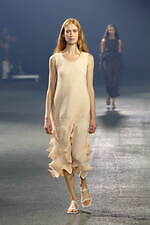 イッセイ ミヤケ 2023年春夏コレクション - “彫刻”から着想、弾み息づく造形｜写真37