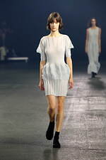 イッセイ ミヤケ 2023年春夏コレクション - “彫刻”から着想、弾み息づく造形｜写真39