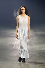 イッセイ ミヤケ 2023年春夏コレクション - “彫刻”から着想、弾み息づく造形｜写真40