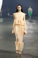 イッセイ ミヤケ 2023年春夏コレクション - “彫刻”から着想、弾み息づく造形｜写真42