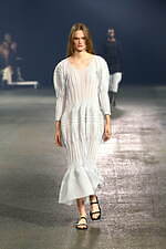 イッセイ ミヤケ 2023年春夏コレクション - “彫刻”から着想、弾み息づく造形｜写真44