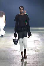 イッセイ ミヤケ 2023年春夏コレクション - “彫刻”から着想、弾み息づく造形｜写真45