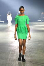 イッセイ ミヤケ 2023年春夏コレクション - “彫刻”から着想、弾み息づく造形｜写真46