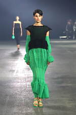 イッセイ ミヤケ 2023年春夏コレクション - “彫刻”から着想、弾み息づく造形｜写真47