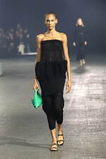 イッセイ ミヤケ 2023年春夏コレクション - “彫刻”から着想、弾み息づく造形｜写真48