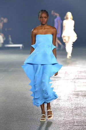 ISSEY MIYAKE - イッセイミヤケ2023コレクションドレス新品タグ