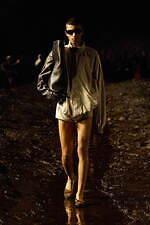 バレンシアガ 2023年夏コレクション - 泥臭く、自分らしく生きる｜写真27