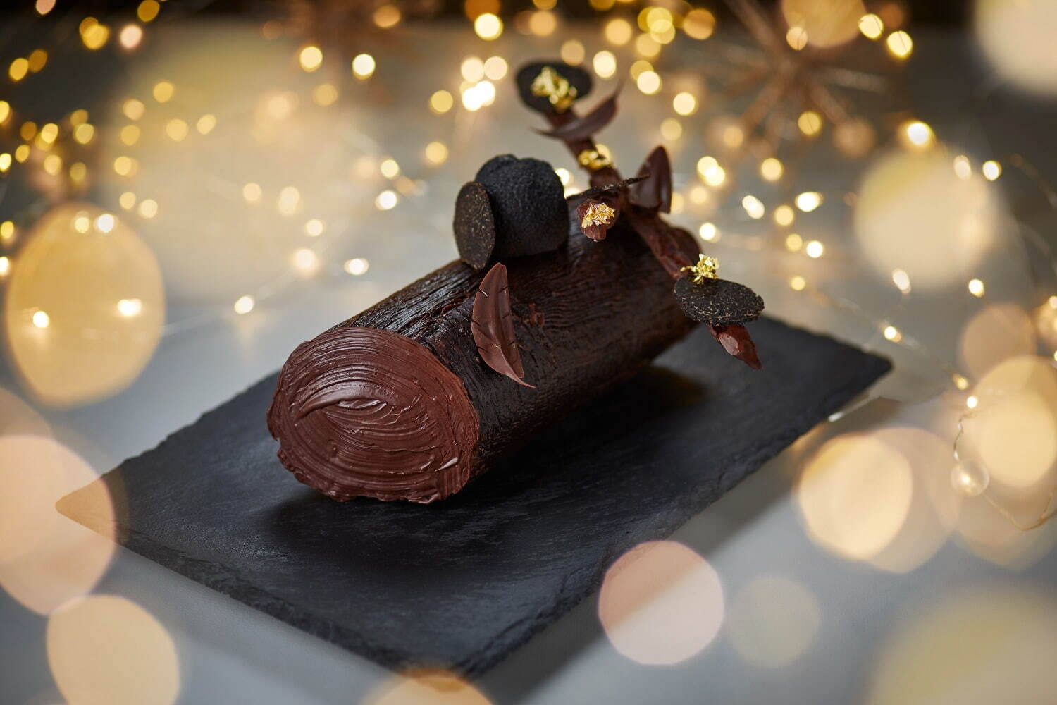 帝国ホテル 東京のクリスマスケーキ2022、黒トリュフの贅沢チョコケーキ＆2段重ねの苺ショートなど｜写真1