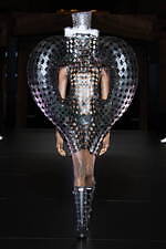 ノワール ケイ ニノミヤ 2023年春夏コレクション - 明滅する灯火｜写真1