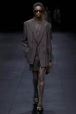 ヴァレンティノ 2023年春夏コレクション、引き算を経て“本質”を見出す｜写真20