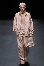 ヴァレンティノ 2023年春夏コレクション、引き算を経て“本質”を見出す｜写真24