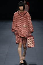 ヴァレンティノ 2023年春夏コレクション、引き算を経て“本質”を見出す｜写真30