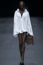 ヴァレンティノ 2023年春夏コレクション、引き算を経て“本質”を見出す｜写真50