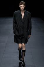 ヴァレンティノ 2023年春夏コレクション、引き算を経て“本質”を見出す｜写真57