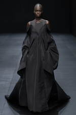 ヴァレンティノ 2023年春夏コレクション、引き算を経て“本質”を見出す｜写真82