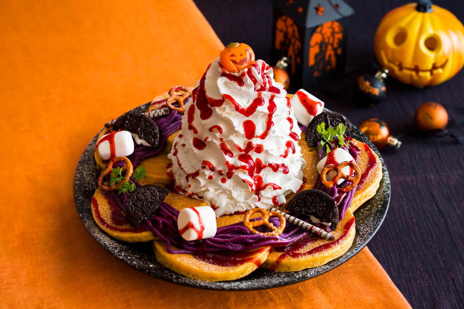 エッグスンシングスのハロウィン限定パンケーキ、かぼちゃ香るパンケーキに紅芋クリームをたっぷり｜写真1