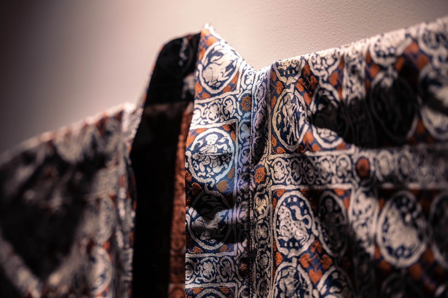 和ROBE“エジプト伝統模様”着想の半纏型アウター＆作務衣パンツなど、西陣織“川島織物”使用｜写真15