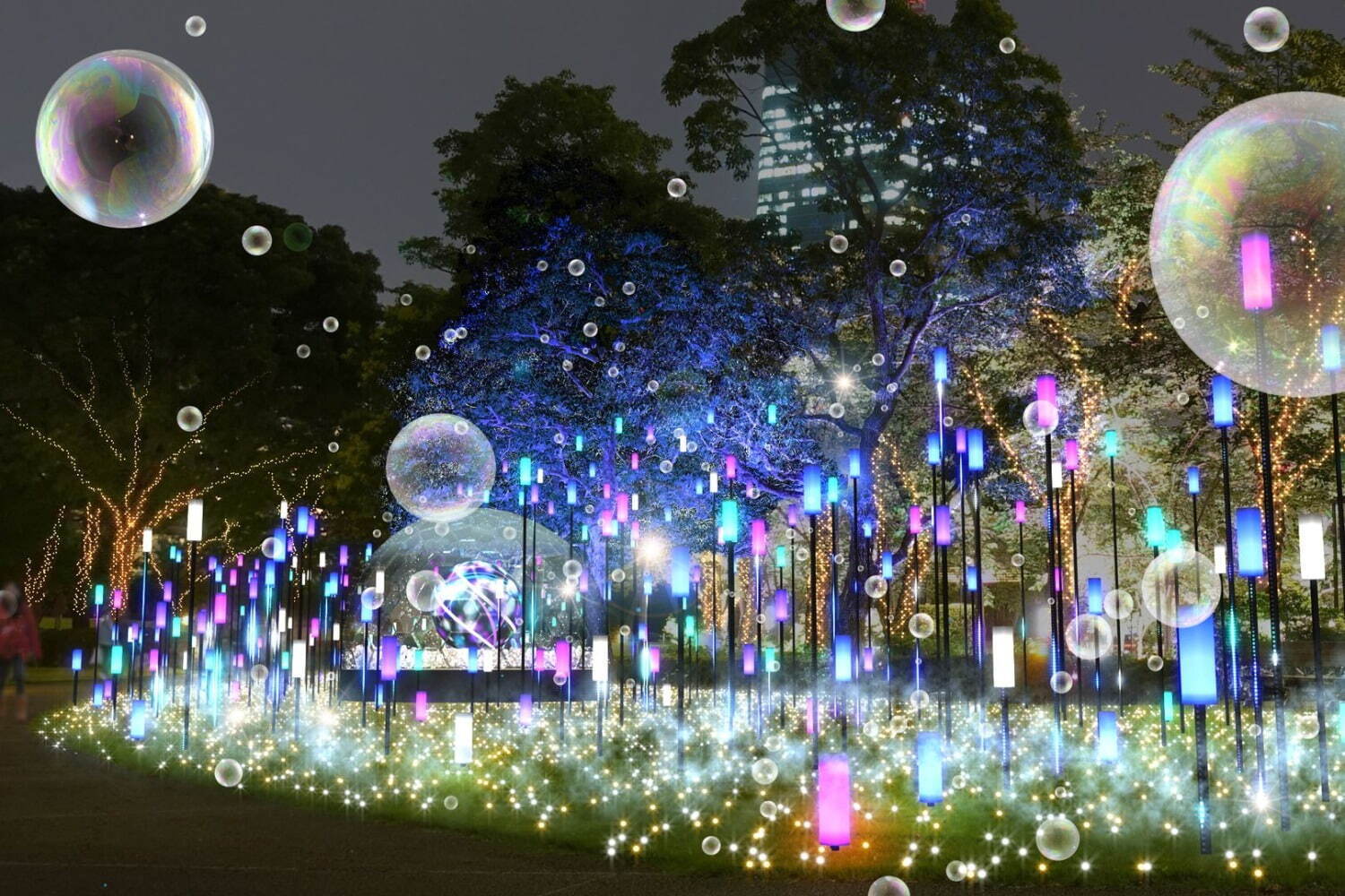 東京ミッドタウンで光と音楽が彩るクリスマスイルミネーション 都内最大級の屋外スケートリンクも ファッションプレス