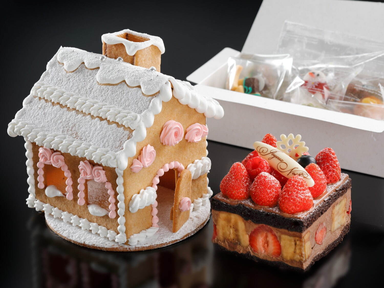 シェラトン都ホテル大阪22年クリスマスケーキ、サンタ帽をかぶった”雪だるま型”ケーキ｜写真4