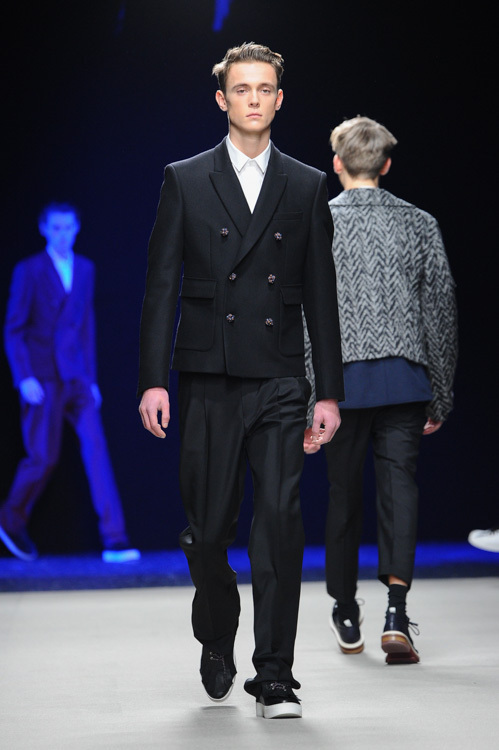 クリスヴァンアッシュ(KRISVANASSCHE) 2014-15年秋冬メンズコレクション シルエット - 写真8