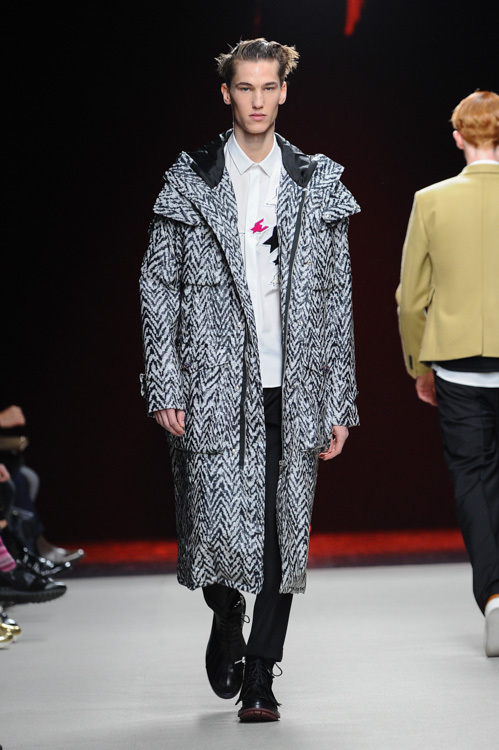 クリスヴァンアッシュ(KRISVANASSCHE) 2014-15年秋冬メンズコレクション シルエット - 写真21