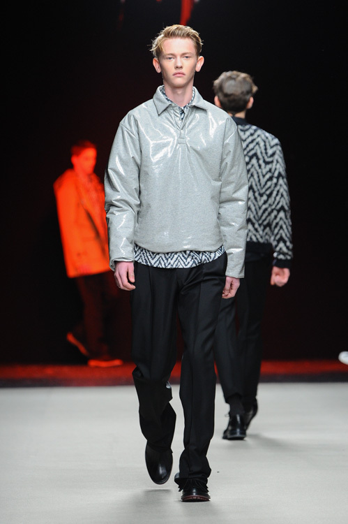 クリスヴァンアッシュ(KRISVANASSCHE) 2014-15年秋冬メンズコレクション シルエット - 写真25