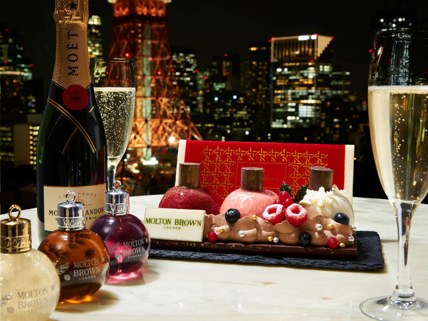 モルトンブラウン×ザ・プリンス パークタワー東京のクリスマス宿泊プラン、オーナメント型コラボケーキ付｜写真1